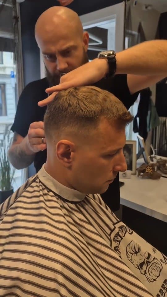 Raphael, eieren av Old Sailor Barbershop, klipper en kunde