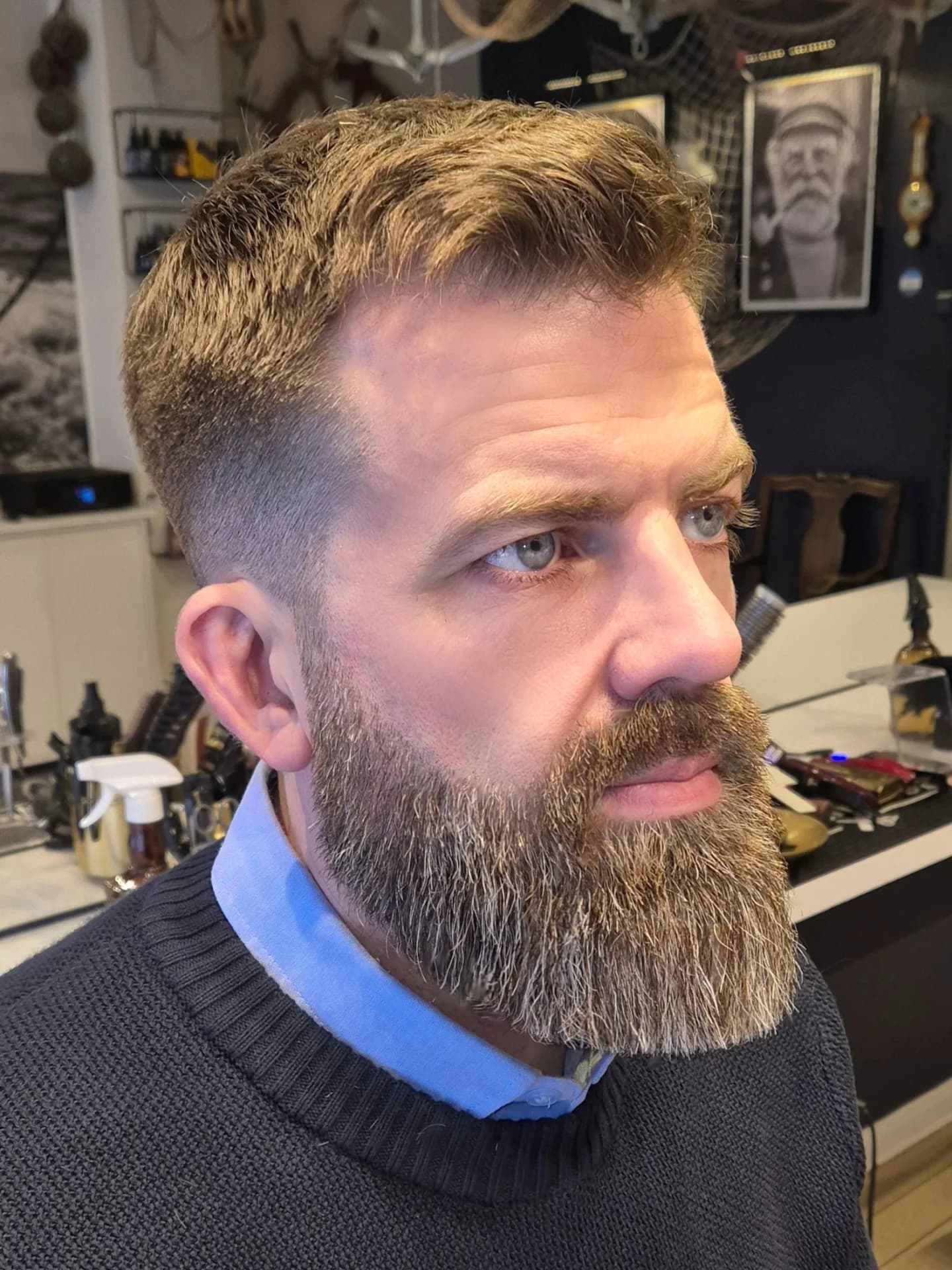 Kunde med skin fade og stelt skjegg inne i barbershopen