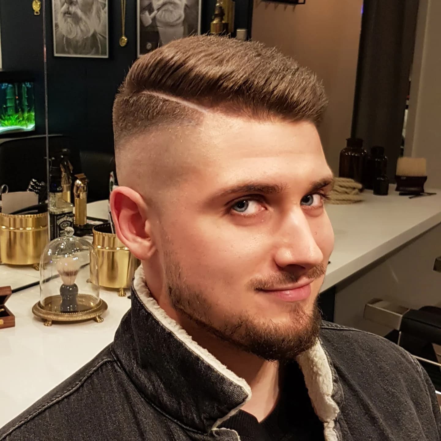 Stelt skjegg ved barberbenken med barberkost og speil